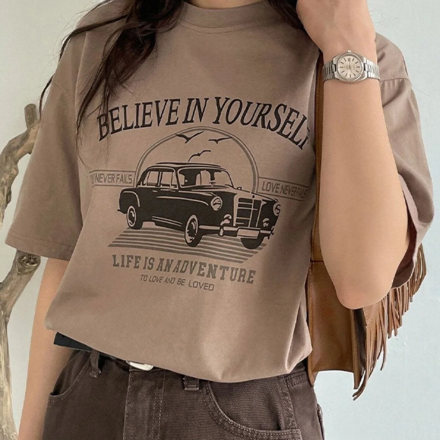 Benisengiydir Believe bedrucktes braunes Damen-T-Shirt mit Rundhalsausschnitt