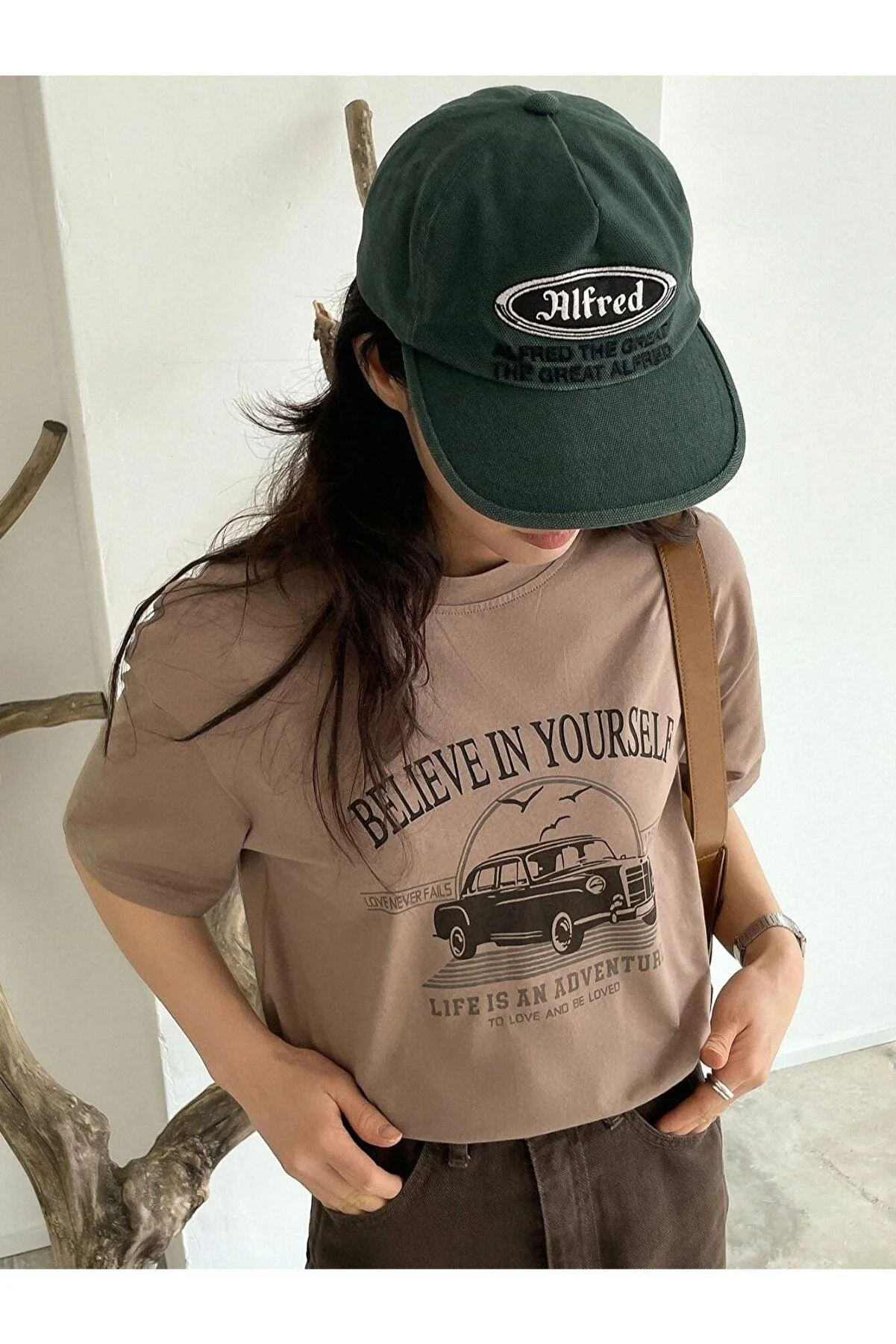 Benisengiydir Believe bedrucktes braunes Damen-T-Shirt mit Rundhalsausschnitt